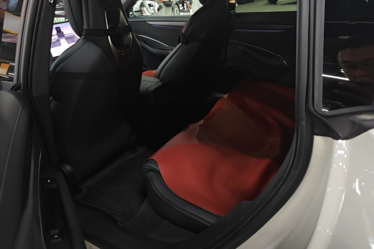 MI SU7 2025 immagine di auto #17