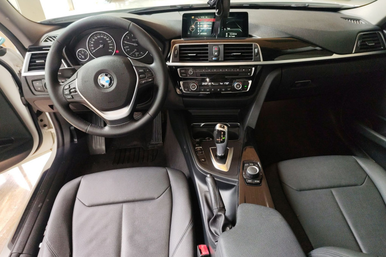BMW 3 Series 2017 car image #10