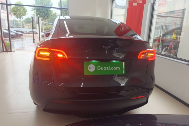 Tesla Model Y 2024 immagine di auto #6