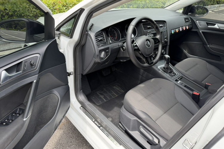 Volkswagen Golf 2017 car image #13