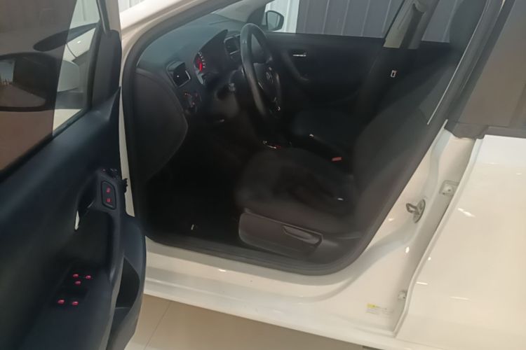 Volkswagen Polo 2018 car image #16