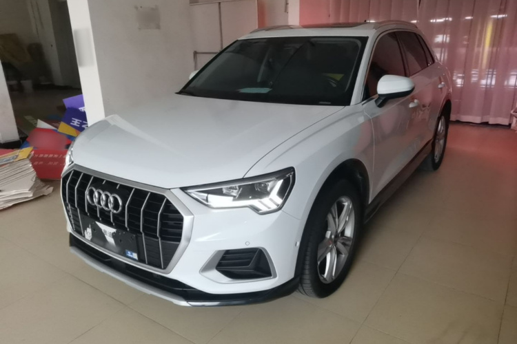 Audi Q3 2022 car image #2