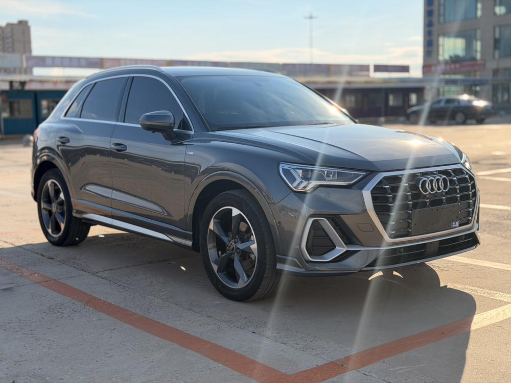 Audi Q3 2022 car image #3