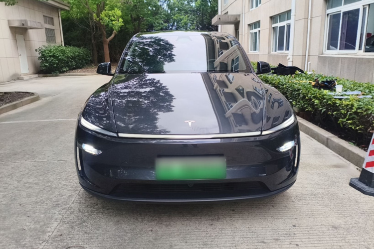 Tesla Model Y 2025 car image #3