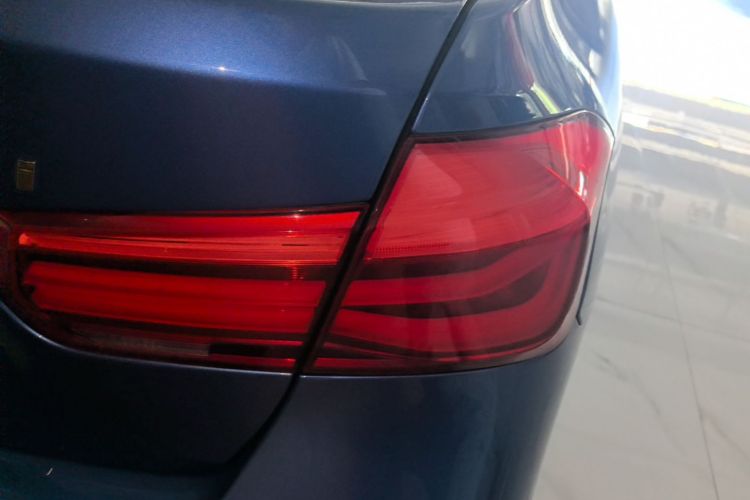 BMW 3 Series 2018 #8 BMW 3 Series 2018 car image #8