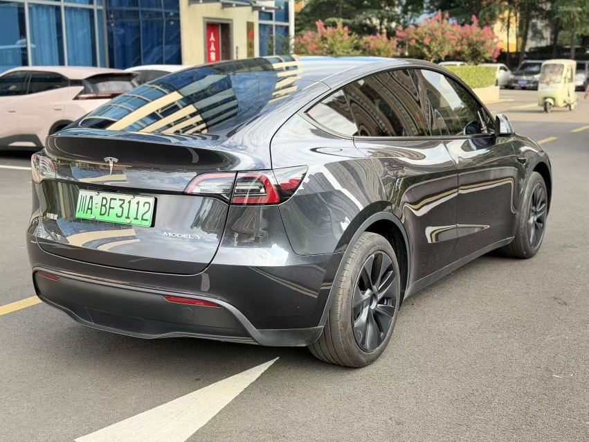 Tesla Model Y 2024 #4 Tesla Model Y 2024 car image #4