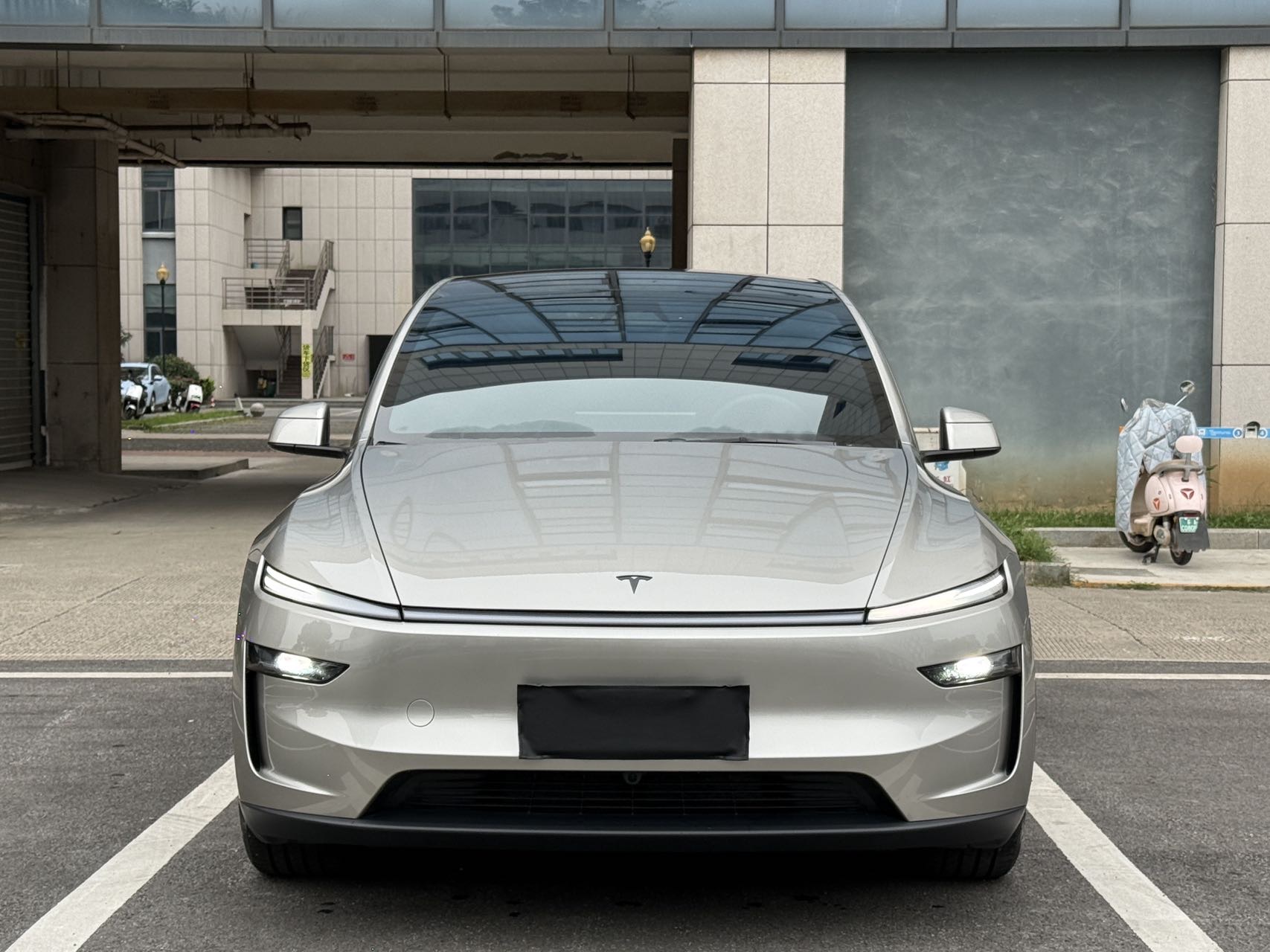 Tesla Model Y L 2025 изображение автомобиля #2