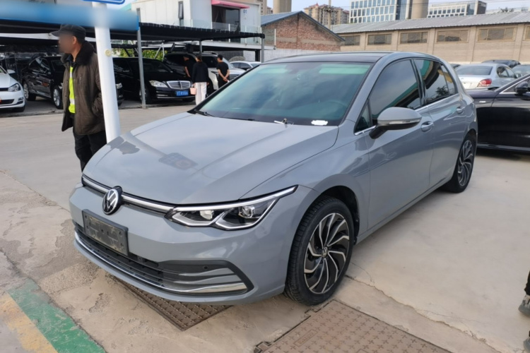 Volkswagen Golf 2022 car image #2