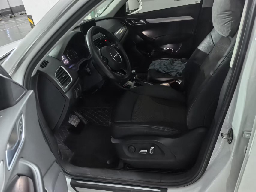 Audi Q3 2019 car image #3