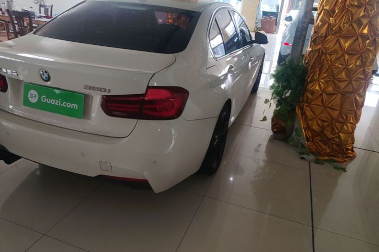 BMW 3 Series 2019 car image #8