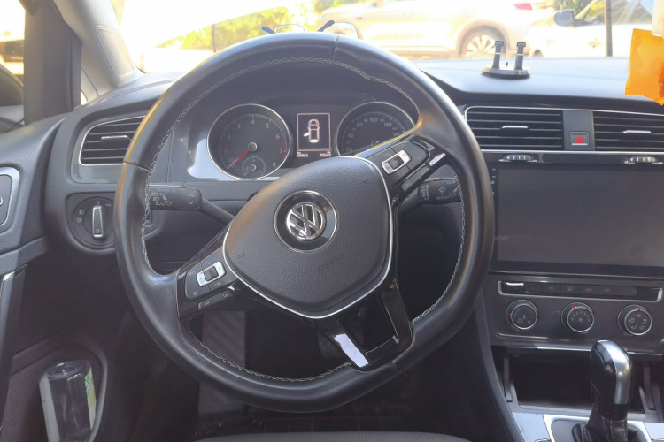 Volkswagen Golf 2017 car image #11
