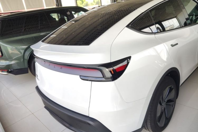 Tesla Model Y 2026 car image #6
