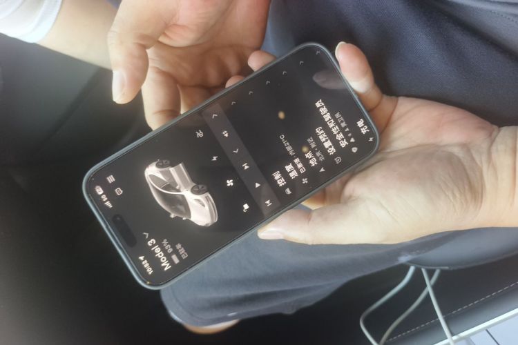 Tesla Model 3 2023 car image #11