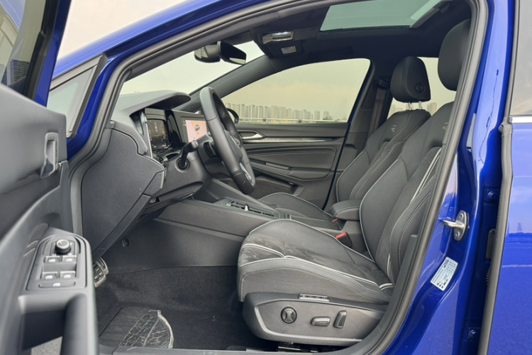 Volkswagen Golf 2021 car image #17