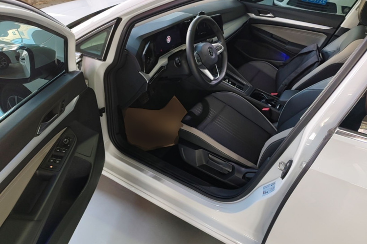 Volkswagen Golf 2024 car image #16