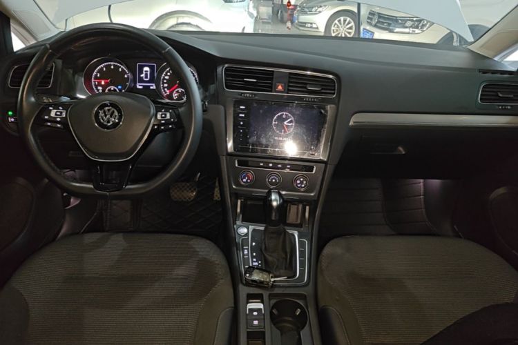 Volkswagen Golf 2020 car image #10