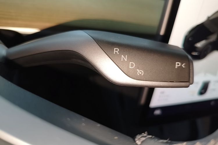 Tesla Model Y 2023 car image #18