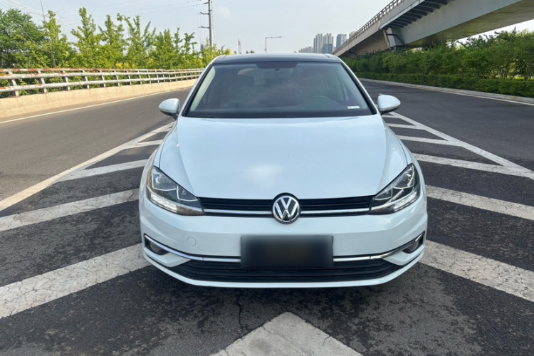 Volkswagen Golf 2018 car image #3