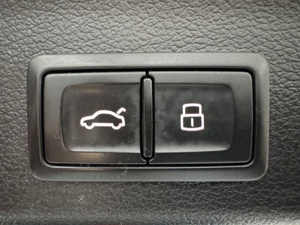 Audi Q3 2022 car image #17