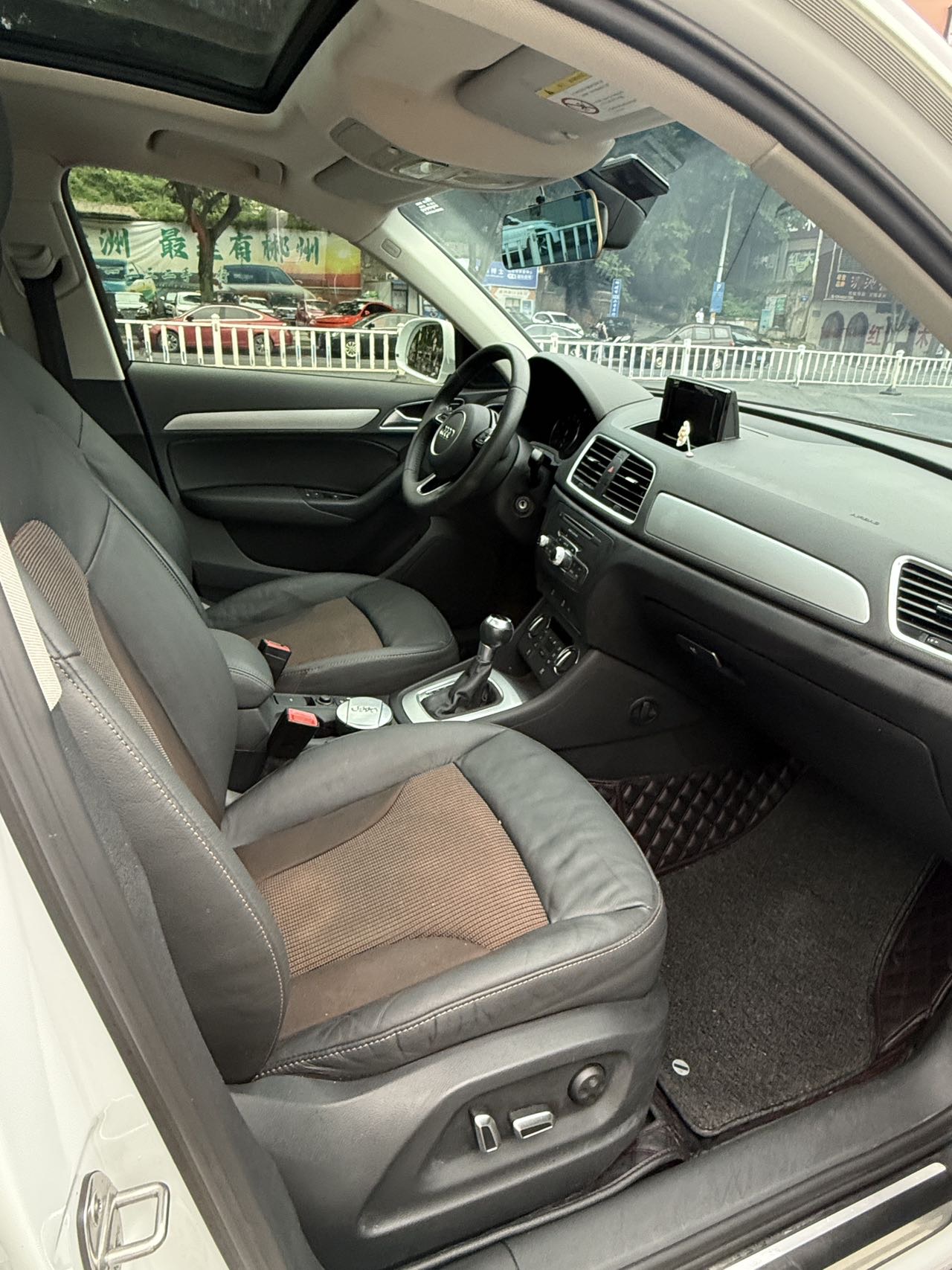 Audi Q3 2018 car image #8