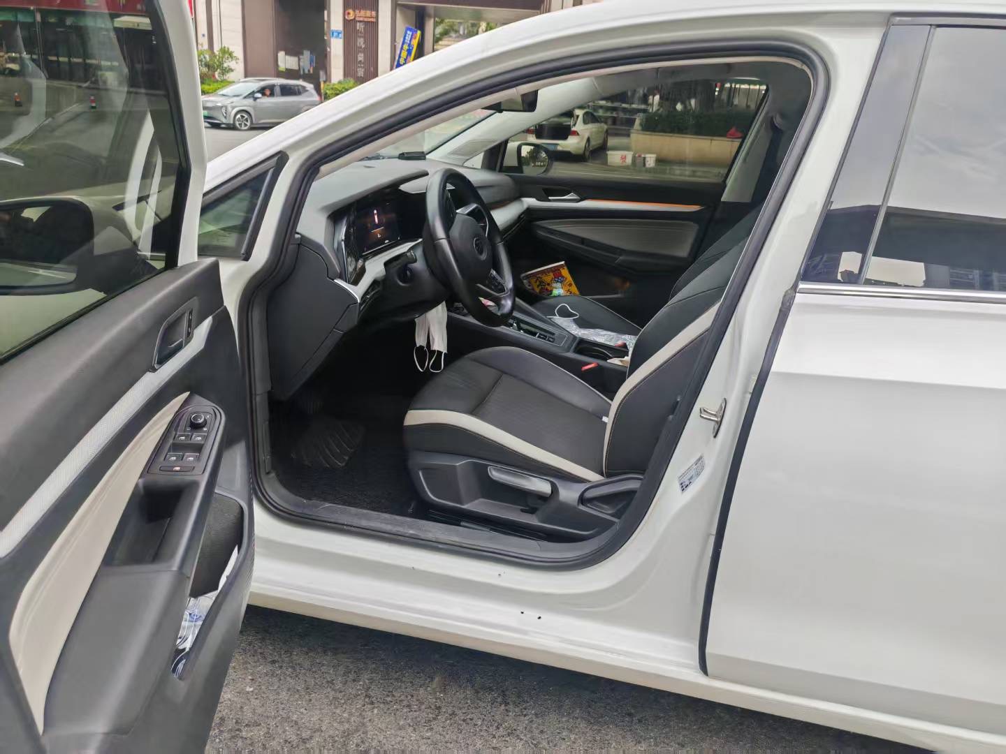 Volkswagen Golf 2022 car image #3