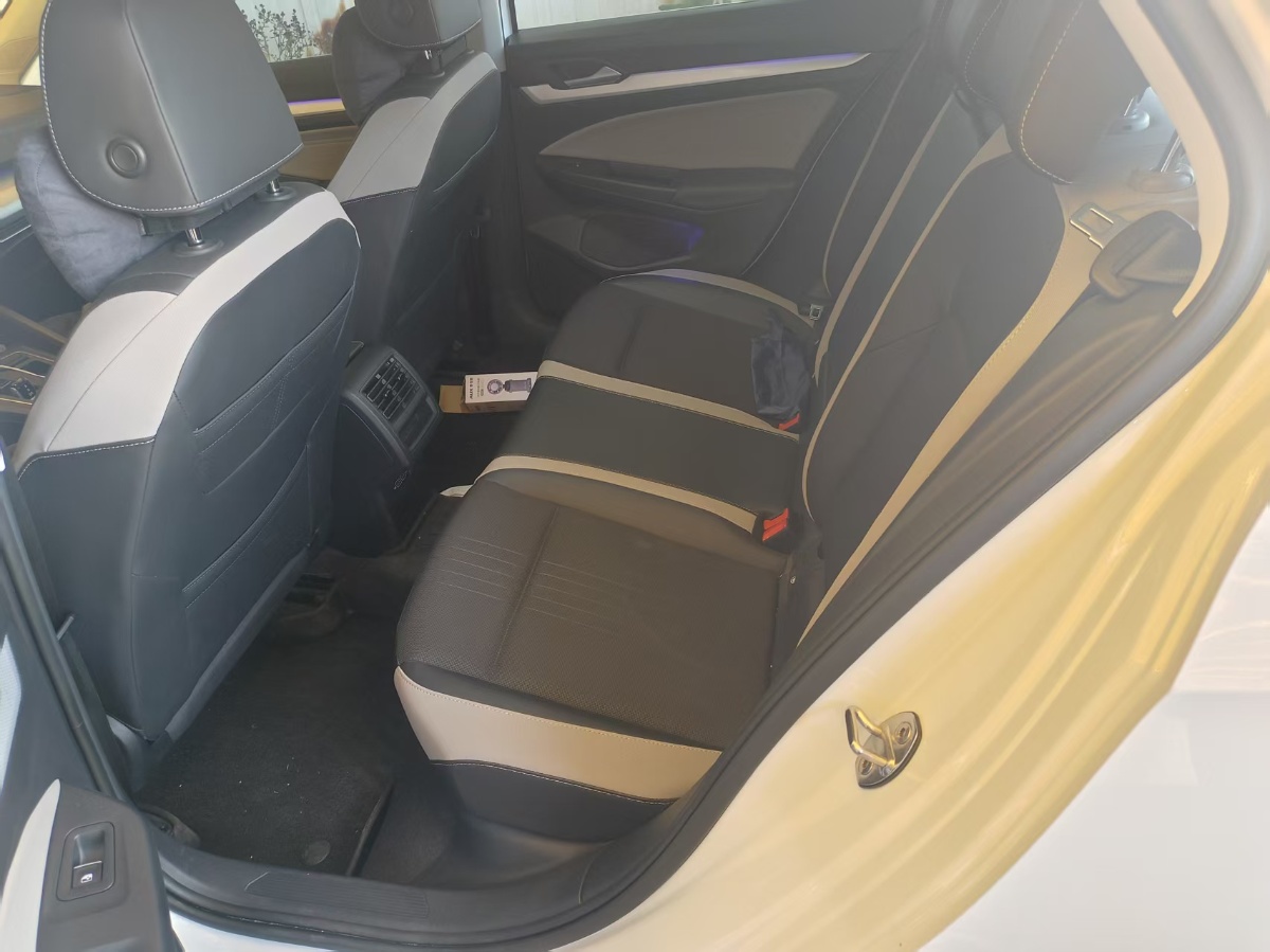 Volkswagen Golf 2025 car image #2