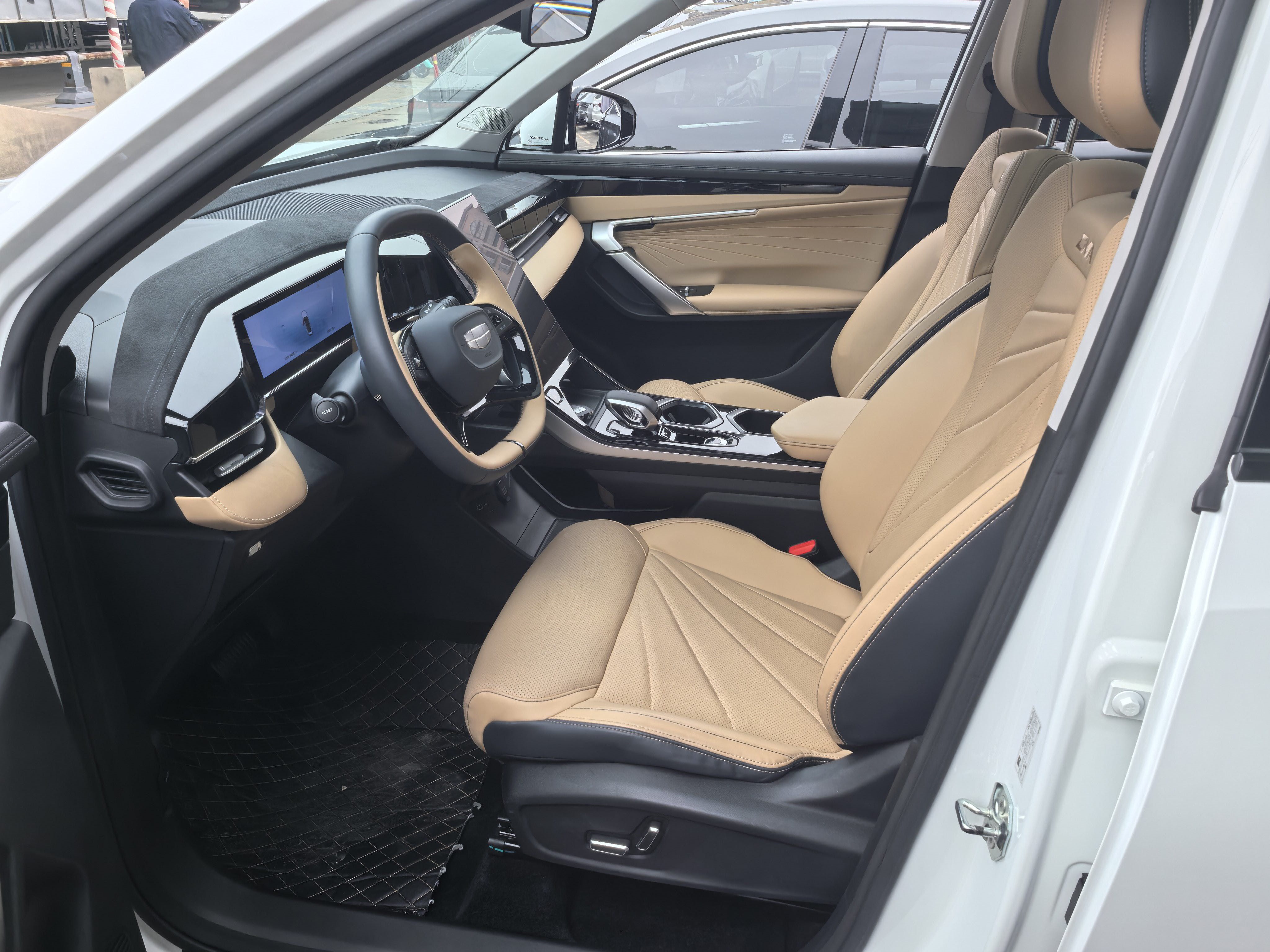 GEELY Boyue L 2024 car image #8