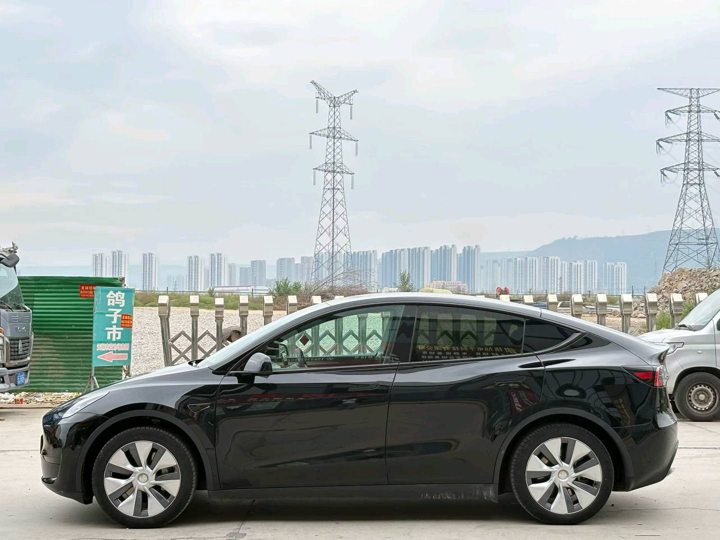 Tesla Model Y 2023 #6 Tesla Model Y 2023 car image #6