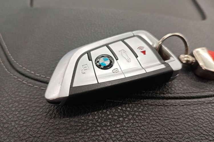BMW 3 Series 2018 car image #10