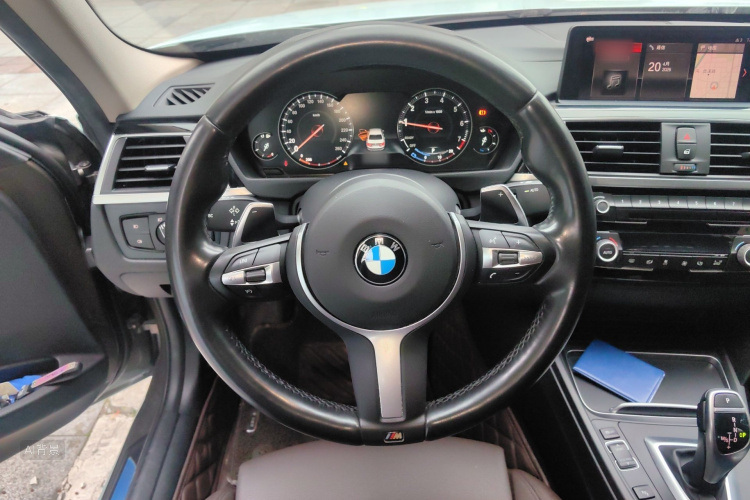 BMW 3 Series 2019 car image #12