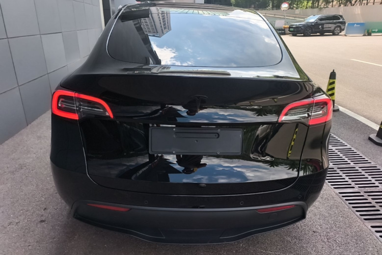 Tesla Model Y 2023 #4 Tesla Model Y 2023 car image #4