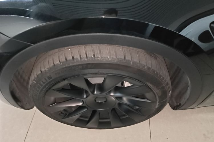 Tesla Model Y 2023 car image #9