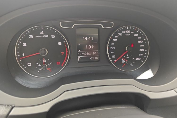 Audi Q3 2015 car image #14