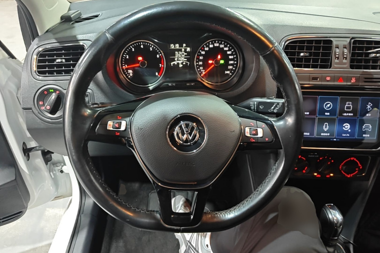 Volkswagen Polo 2019 car image #11