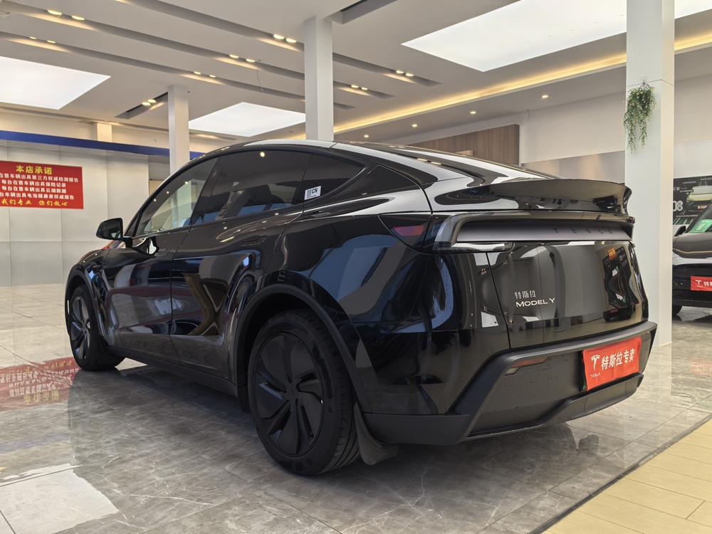 Tesla Model Y 2026 car image #4
