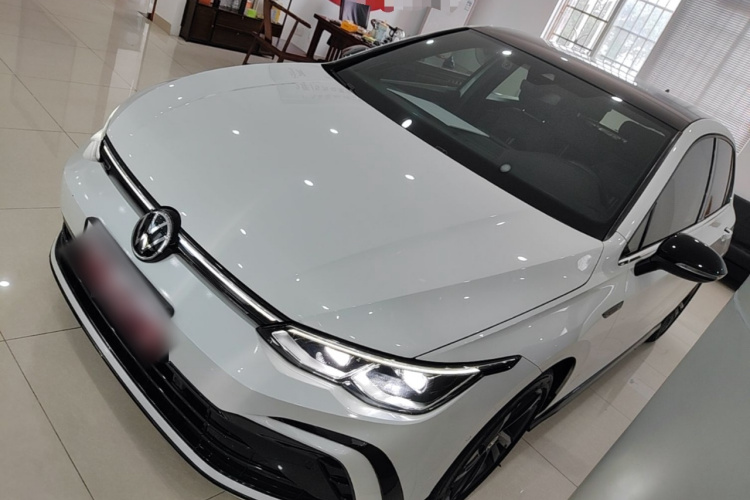 Volkswagen Golf 2021 car image #2