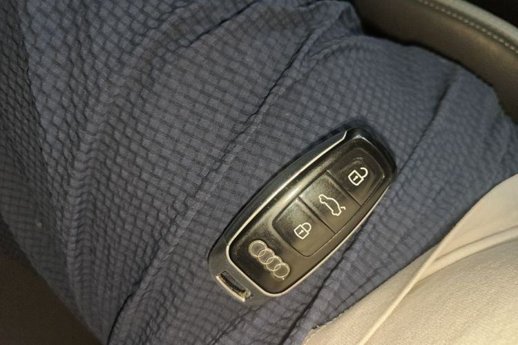 Audi Q3 2020 car image #9