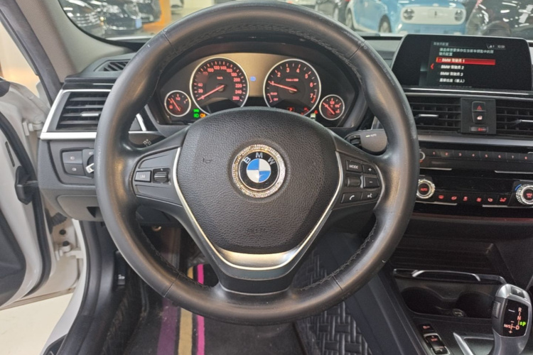 BMW 3 Series 2018 immagine di auto #11