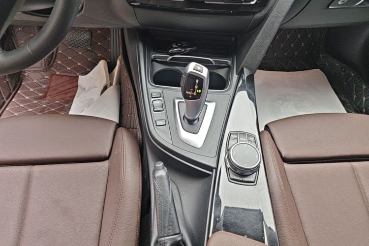 BMW 3 Series 2019 car image #14