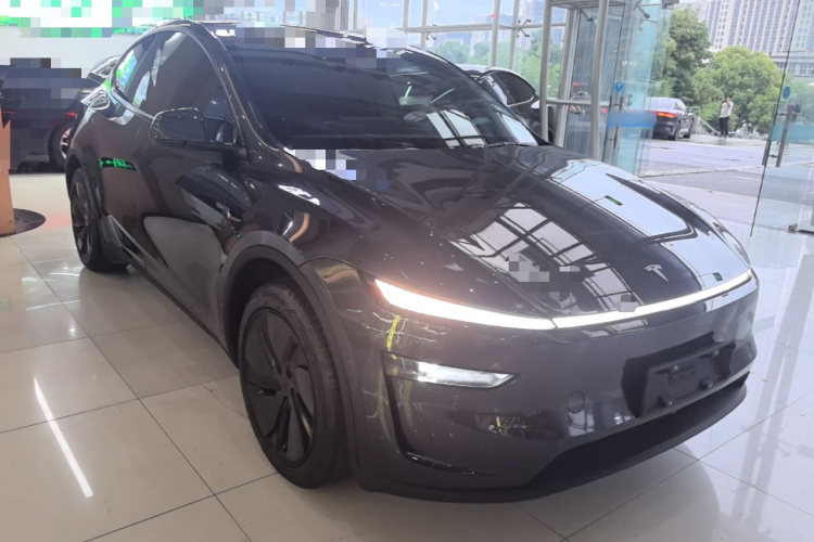 Tesla Model Y 2025 #4 Tesla Model Y 2025 car image #4