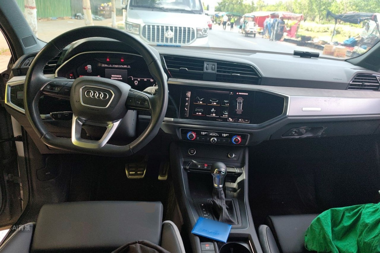 Audi Q3 2025 car image #11