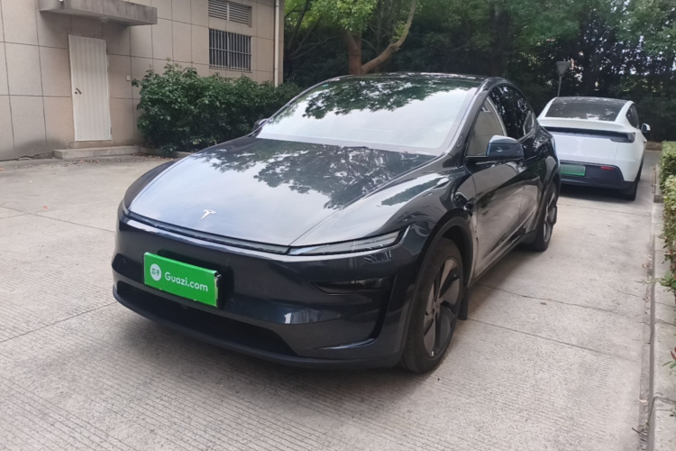 Tesla Model Y 2025 #2 Tesla Model Y 2025 car image #2