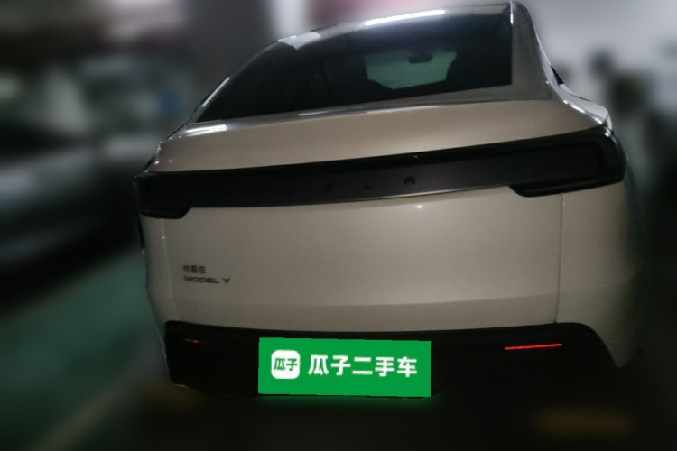 Tesla Model Y 2025 #6 Tesla Model Y 2025 car image #6
