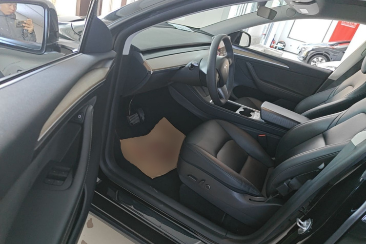 Tesla Model Y 2021 car image #16