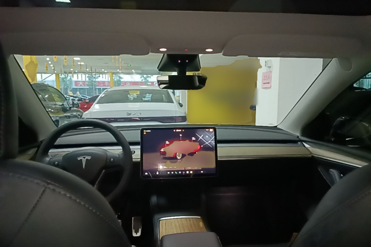 Tesla Model Y 2023 car image #11