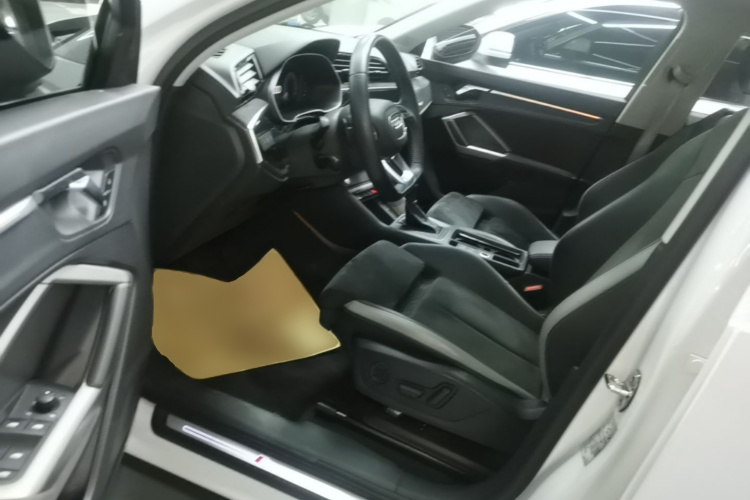 Audi Q3 2020 car image #15