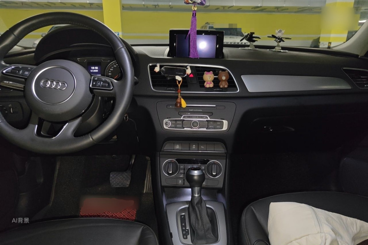Audi Q3 2018 car image #11