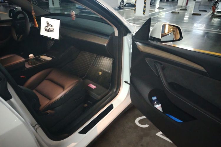 Tesla Model Y 2023 car image #23
