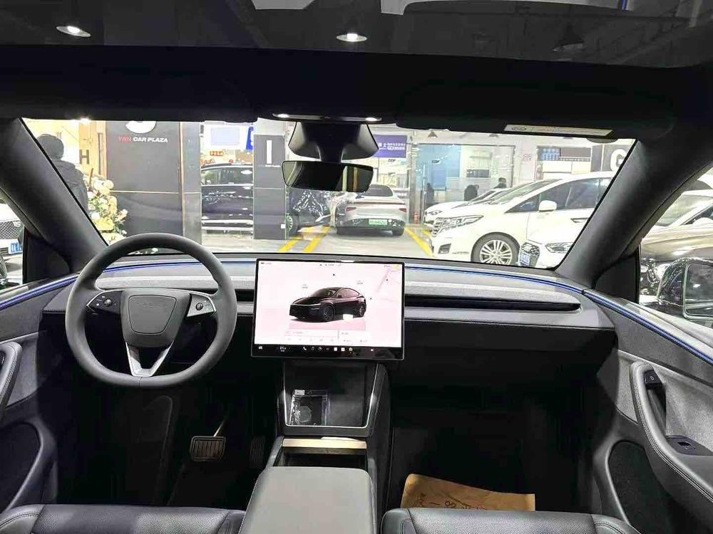 Tesla Model Y 2025 #5 Tesla Model Y 2025 car image #5