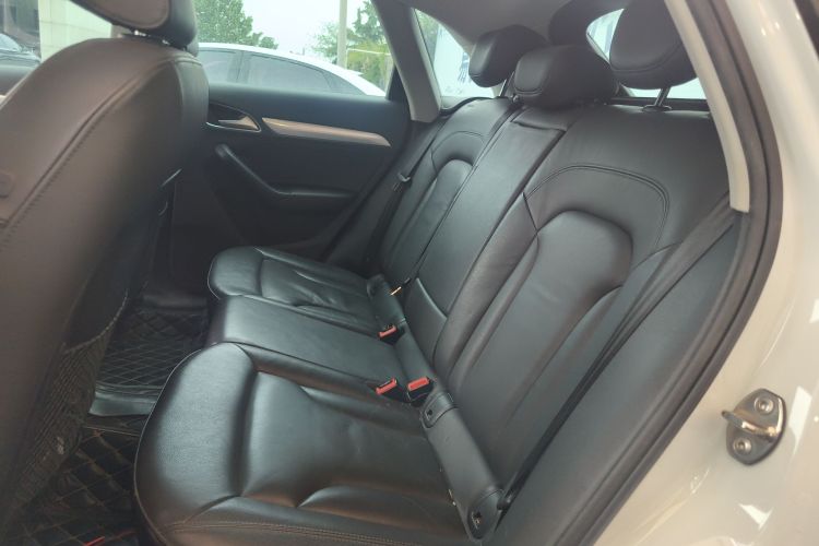 Audi Q3 2017 car image #17